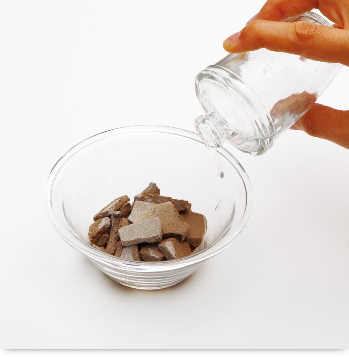 ガスール固形に水を加える