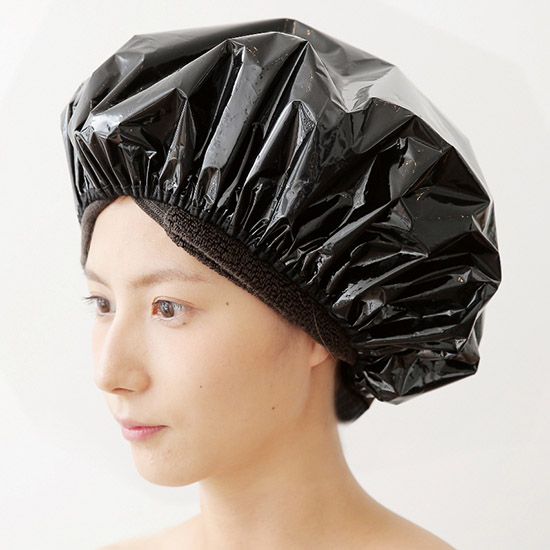 ナイアード ヘナ染め保温キャップをかぶる女性