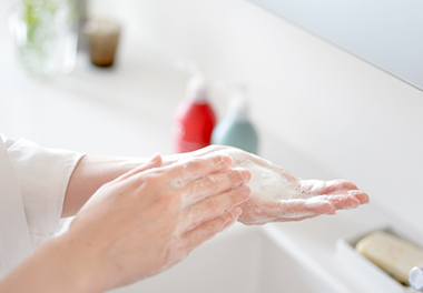 適量を手に取り、よく泡立ててから使います。すすぎは十分に行なってください。