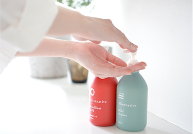 適量を乾いた手に取り、直接メイクとなじませます。その後、ぬるま湯で洗い流します。ダブル洗顔は不要。