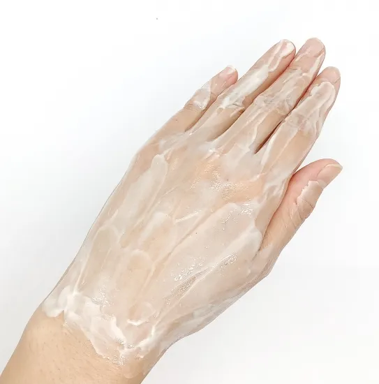手の甲にねんどのパックを塗る