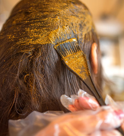 ヘナを髪に塗布する