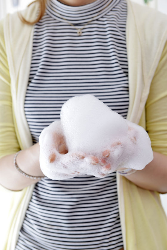 手のひらの上のシャンプーの泡