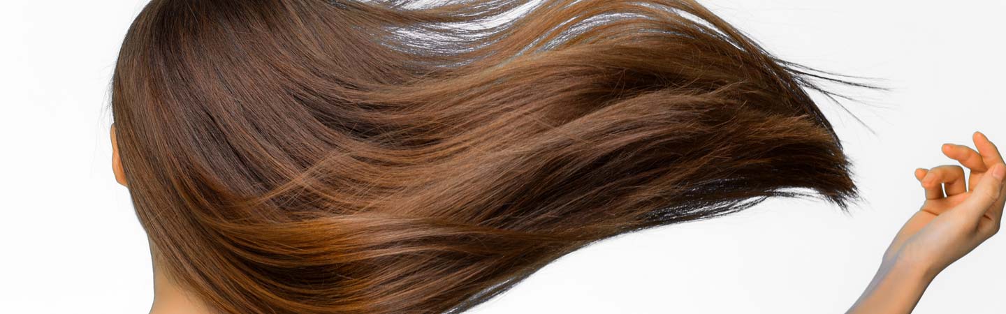 女性の美しいなびく髪