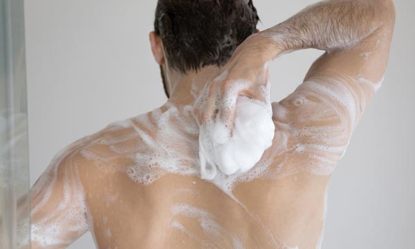 背中を洗う男性