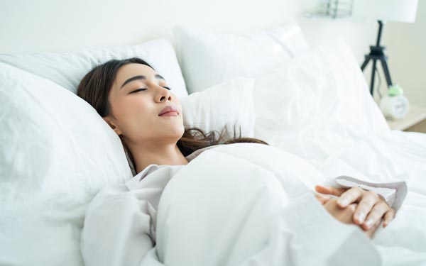 ベッドで眠る女性