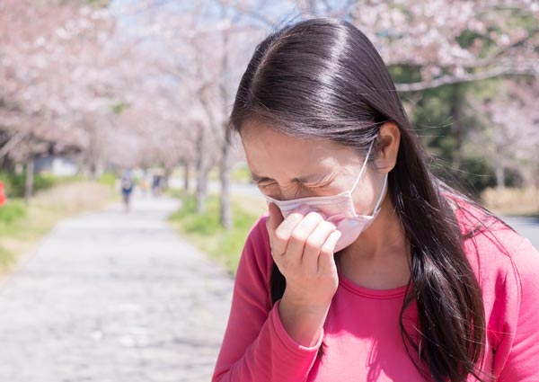 花粉症の女性