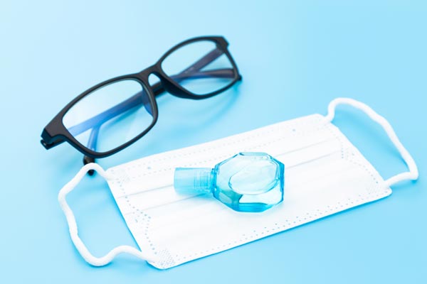 花粉症対策のマスクとメガネと目薬