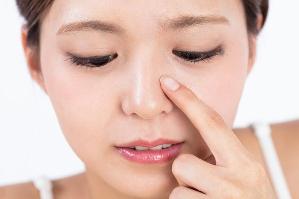 鼻のケアをする女性