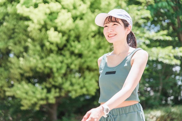 ウォーキングする女性