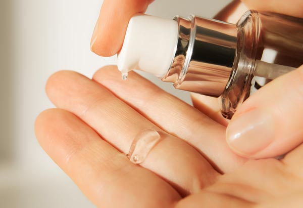 美容液を手に取る