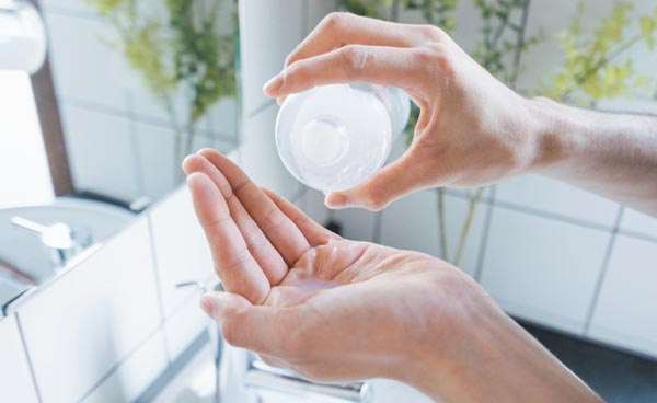 化粧水を手に取る