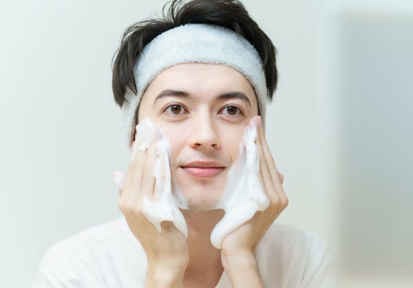 泡洗顔する男性