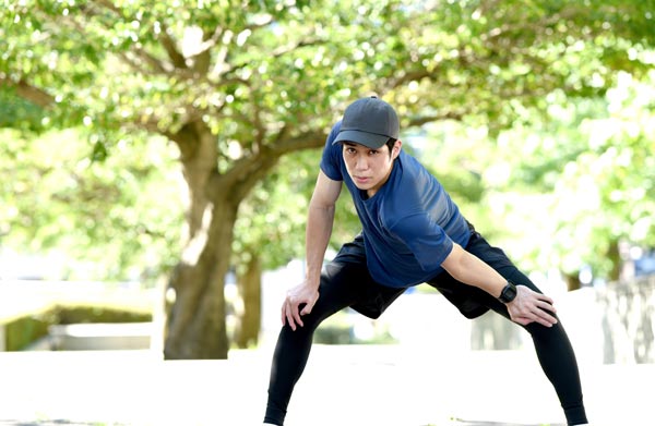 緑の中運動する男性