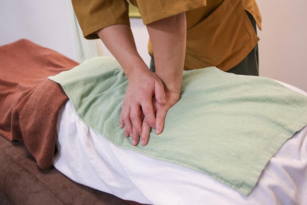 マッサージを受ける男性