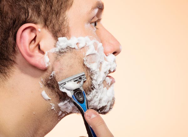 ひげを剃る男性