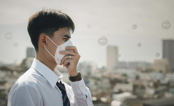 マスクをしてPM2.5を防ぐ男性