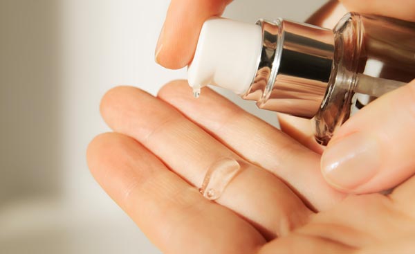 美容液を手に取る