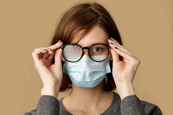 メガネとマスクで黄砂を防ぐ女性