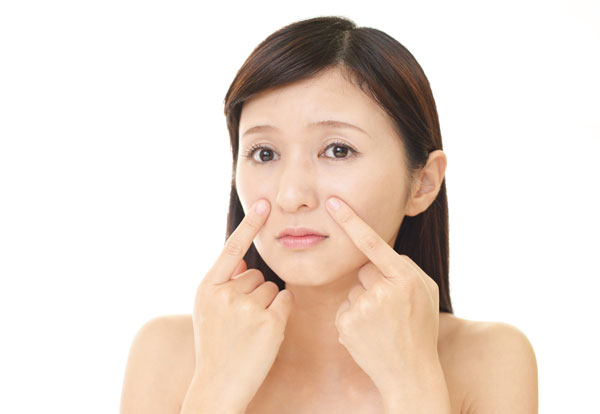 鼻を気にする女性