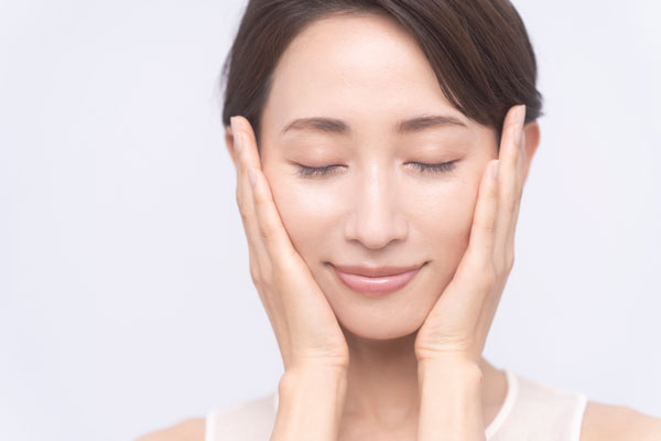 やさしくハンドプレスする女性