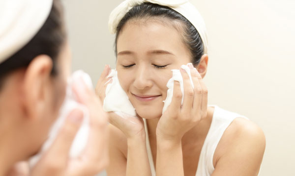 泡洗顔する女性