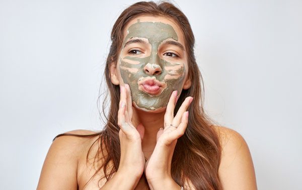 クレイで洗顔する女性