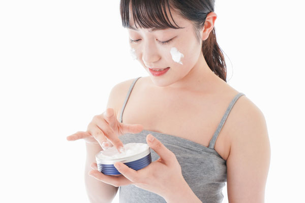 クレンジングクリームでメイクを落とす女性