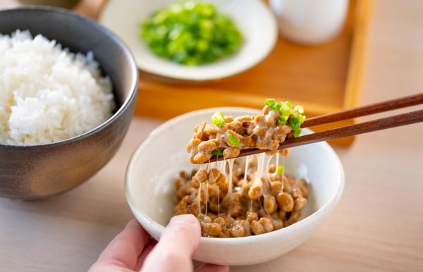 納豆を箸でとる