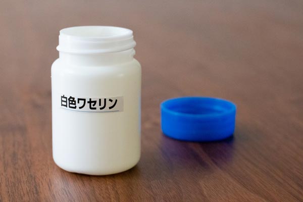 白色ワセリンの入った容器