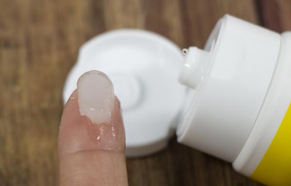 ワセリンを指にとる