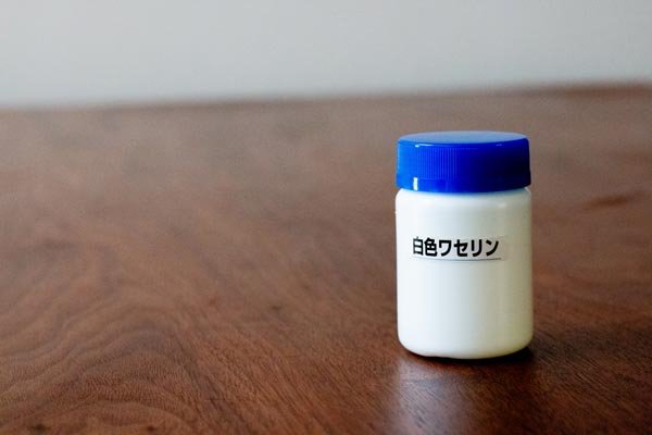 机の上に置いてある白色ワセリン