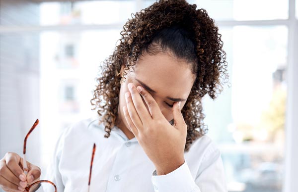 目をこする女性