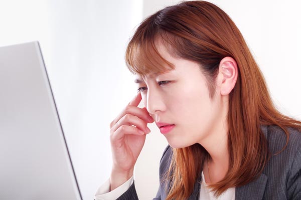 パソコンにより目が疲れた女性