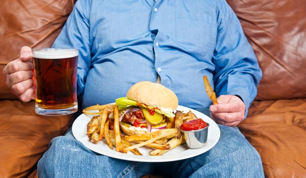 ジャンクフードを食べる男性