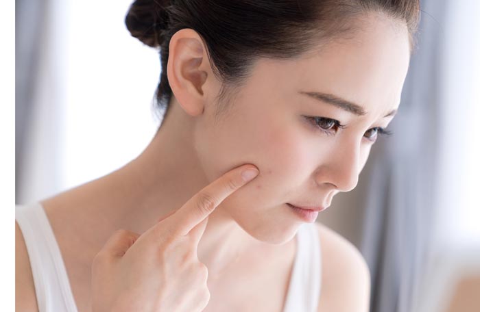 敏感肌を気にする女性