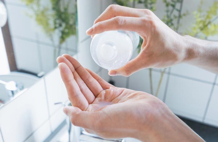 化粧水を手に取る