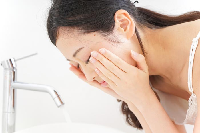洗顔する女性