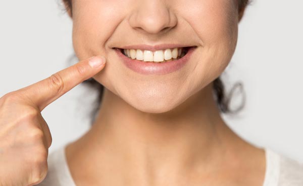 口角を上げて表情筋を鍛える女性