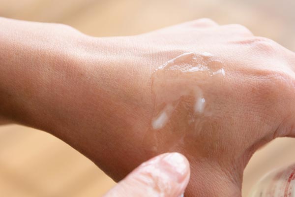 ワセリンを手に塗る
