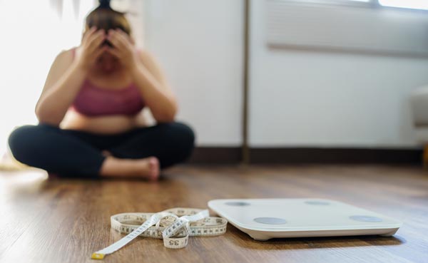 ダイエットのストレスに苦しむ女性