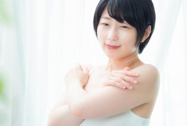 ワセリンで保湿する女性