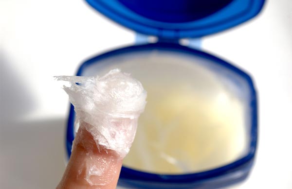 ワセリンを指にとる