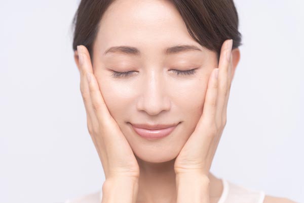 ハンドプレスする女性