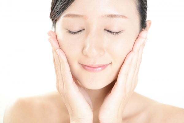 化粧水をハンドプレスでつける女性