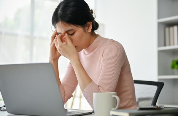 PC作業で目の疲れた女性