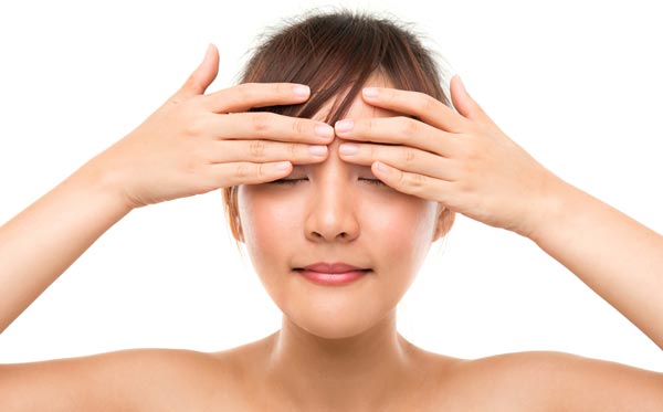 目元のマッサージをする女性