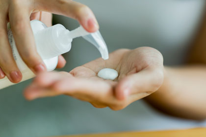 乳液を手に取る