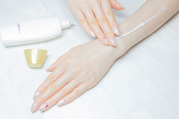 日焼け止めを塗る