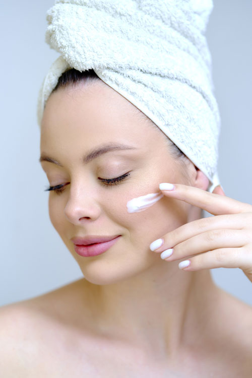 美白クリームを塗る女性